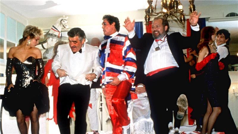 Adorf (2. v. l.) in der BR-Kultserie „Kir Royal“. (Archivbild)