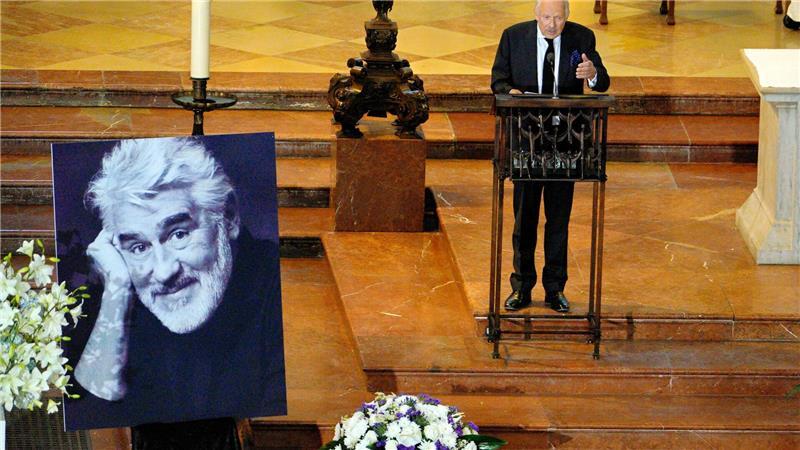 Adorf Kollege Axel Milberg hielt einer der Trauerreden.