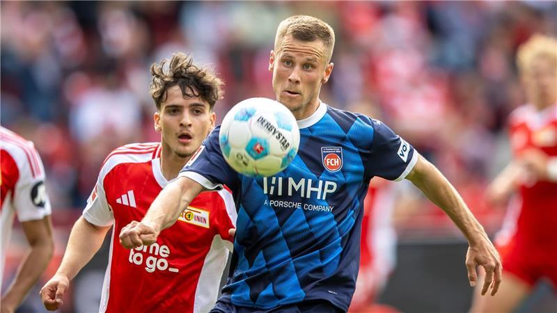 3:0 bei Union: Heidenheim hat Relegationsplatz sicher Adrian Beck (r.) war Heidenheims bester Mann.