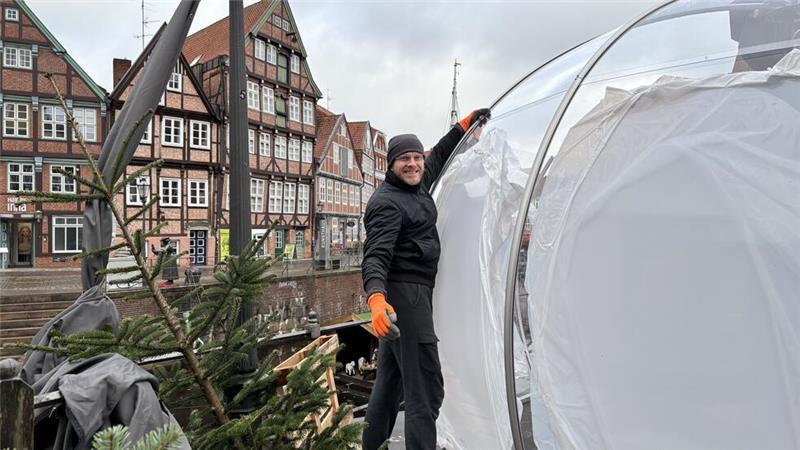 Glühwein im Goldfischglas: Montag startet der Stader Weihnachtsmarkt Adrian Bochenek beim Iglu-Aufbau am Fischmarkt. Hier können Gäste bald gemütlich unter der Kuppel Glühwein und Co. trinken.