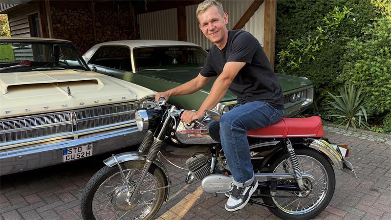Von Ami-Schlitten bis Zündapp: Apenser Clique fährt auf Oldtimer ab Adrian Radtke gibt mit einer kultigen Zündapp richtig Gas.