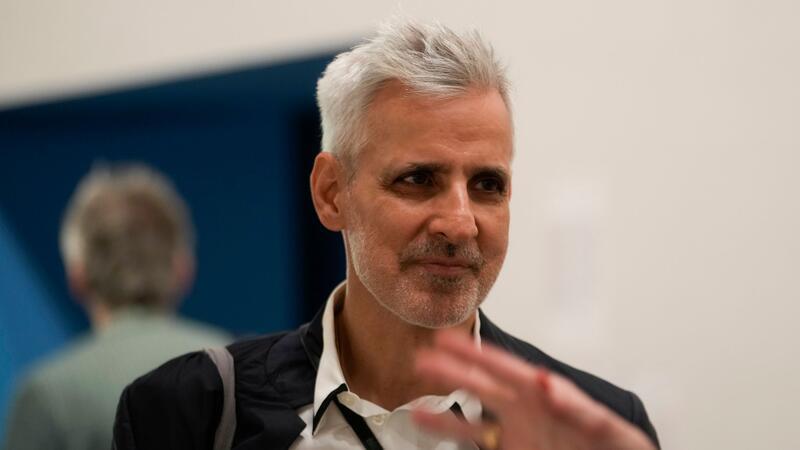 Biennale in Venedig ehrt indigene Künstler Adriano Pedrosa kuratiert die Hauptausstellung mit dem Titel „Stranieri Ovunque - Foreigners Everywhere“ (zu Deutsch: „Fremde überall“).