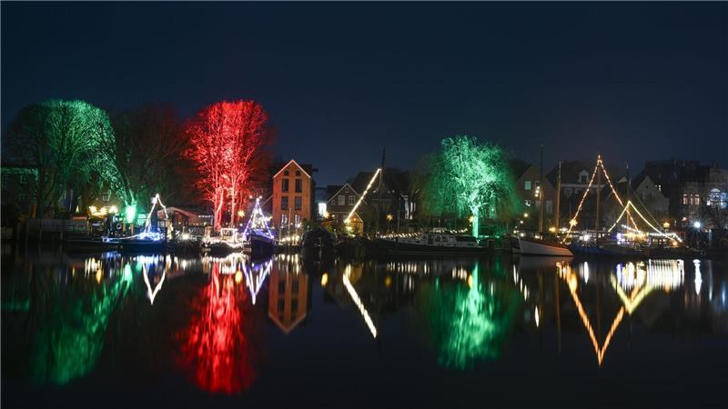 Advent an der Küste. Der Museumshafen in Leer ist weihnachtlich geschmückt und beleuchtet.