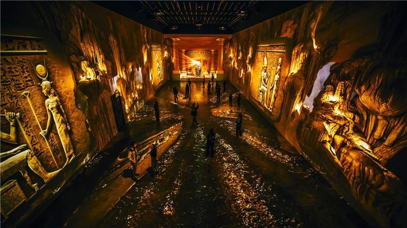 Ägyptens letzte Königin steht im Mittelpunkt der neuen immersiven Ausstellung „Kleopatra“ in Hamburg.