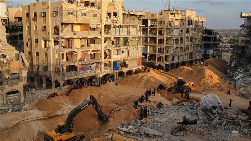 Israel startet neue Angriffe nach Hamas-Attacke auf Soldaten Ägyptische Arbeiter suchen mit schwerem Gerät nach sterblichen Überresten von Geiseln. (Archivbild)