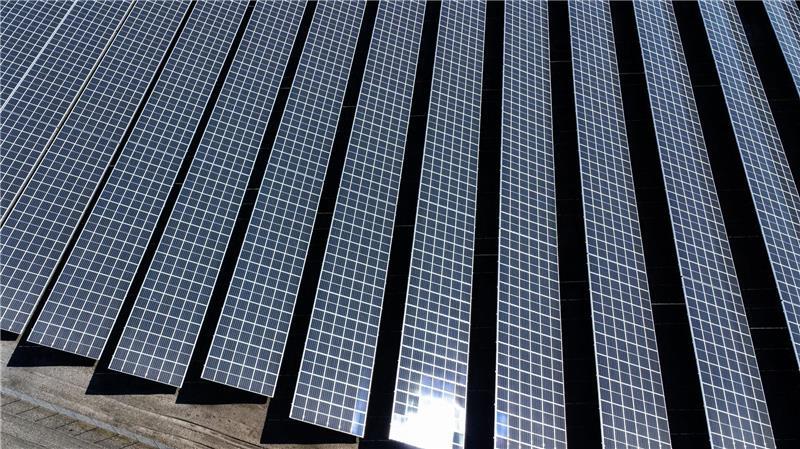 Vattenfall-Tochter plant riesigen Solarpark in Brest Ähnlich wie auf dem Symbolfoto könnten die Freiflächen-Photovoltaik-Anlagen von Vattenfall in Brest aussehen.