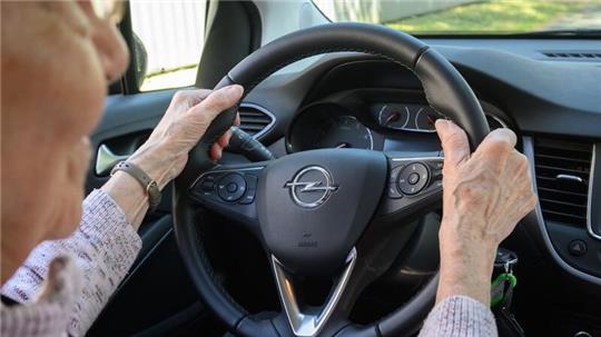 Ältere Verkehrsteilnehmer sind laut Statistik häufiger in Unfälle verwickelt.