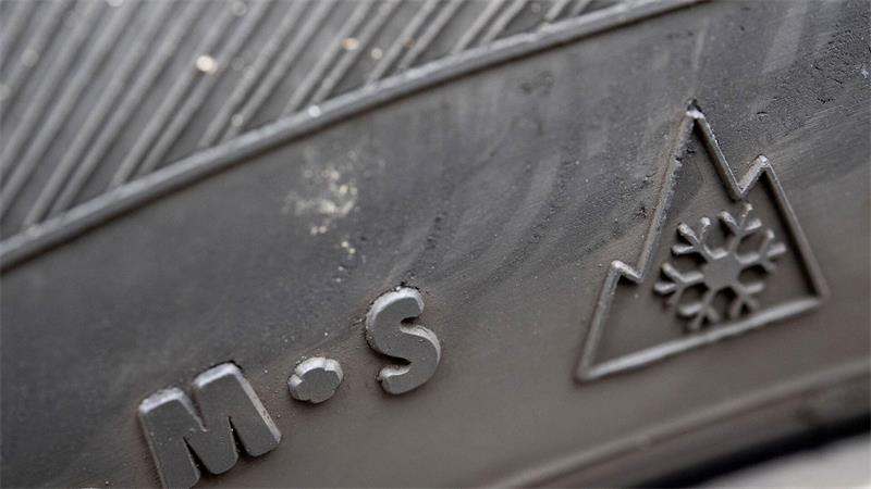 So läuft der Wechsel auf Winterreifen rund Ältere Winterreifen haben noch die M+S Kennung.