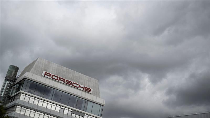 Porsche setzt auf Verbrenner – Milliardenlast drückt Gewinn Änderungen in der Strategie kostete Porsche Milliarden. (Archivbild)