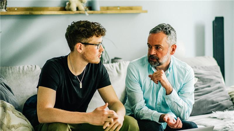 So sprechen Eltern mit ihrem Kind über Wehrdienst und Ängste Ängste, Sorgen und Nöte ernst nehmen: Die aktuelle Wehrdienst-Debatte verunsichert viele Teenager - und wirft in Familien Fragen auf.