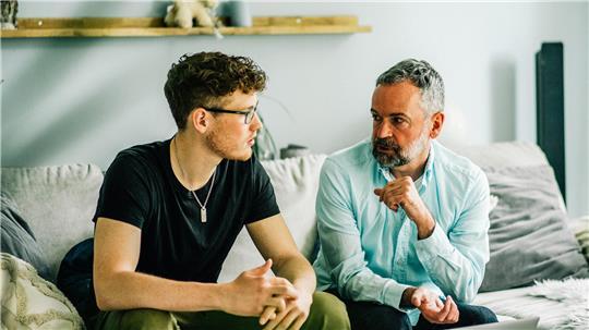 So sprechen Eltern mit ihrem Kind über Wehrdienst und Ängste Ängste, Sorgen und Nöte ernst nehmen: Die aktuelle Wehrdienst-Debatte verunsichert viele Teenager - und wirft in Familien Fragen auf.