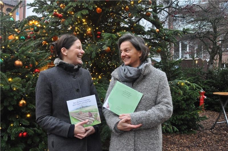 Wettlauf zwischen Hase und Igel wird neu erzählt Aenne Heins und Ilka Brüggmann freuen sich, dass ihre Has‘- und-IgelBücher so begehrt sind. Foto: Felsch