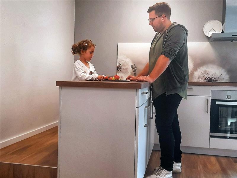 Kita-Anbau in Ahlerstedt feiert parallel zum Apfeltag Einweihung Äpfel schneiden in bequemer Arbeitshöhe: Eine Erhöhung auf der Kinderseite lässt Hannes Morgenstern gerade gegenüber stehen. Fotos: Fehlbus