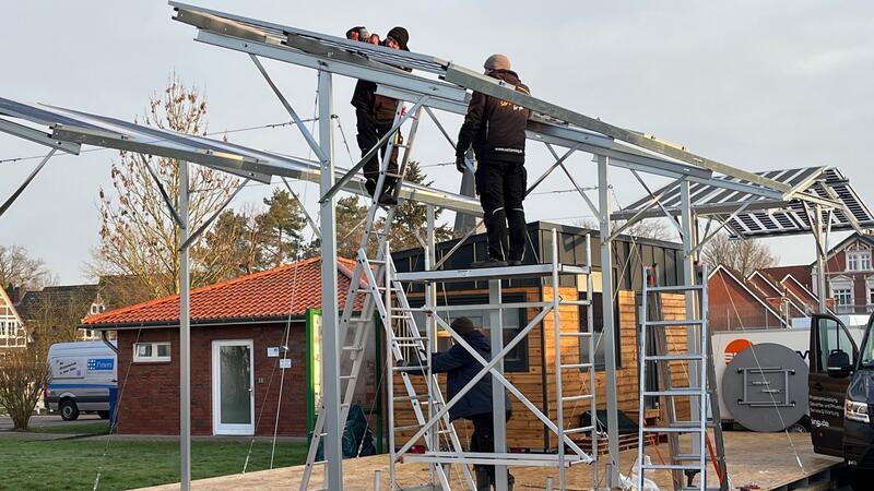 Äpfel und Solarstrom ernten: Auch Agri-Photovoltaik ist Thema der Ausstellung der Norddeutschen Obstbautage auf dem Festplatz in Jork.