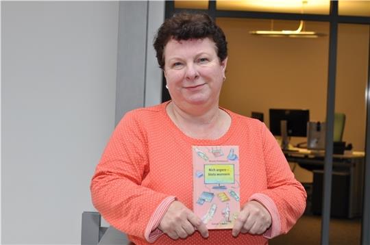 Ärgern ja, aber bitte mit Humor: Renate Kiekebusch nennt in ihrem zehnten Buch das Rezept dafür: „Nich agern, blots wunnern“. Foto: Schmidt