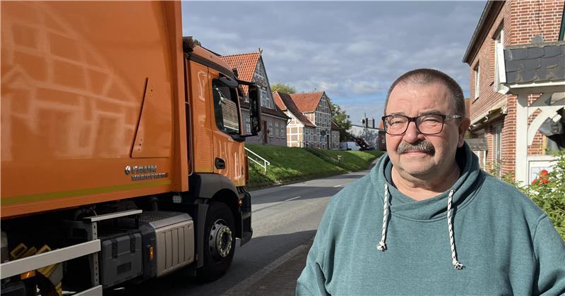 Altländer geben ihren Kampf gegen Verkehrslärm an der L140 nicht auf Ärgernis: Der Restmüll aus dem Landkreis Stade wird durch Mittelnkirchen zur Müllverbrennungsanlage am Rugenberger Damm in Hamburg gefahren, im Hintergrund ein leeres Müllfahrzeug auf dem Rückweg.