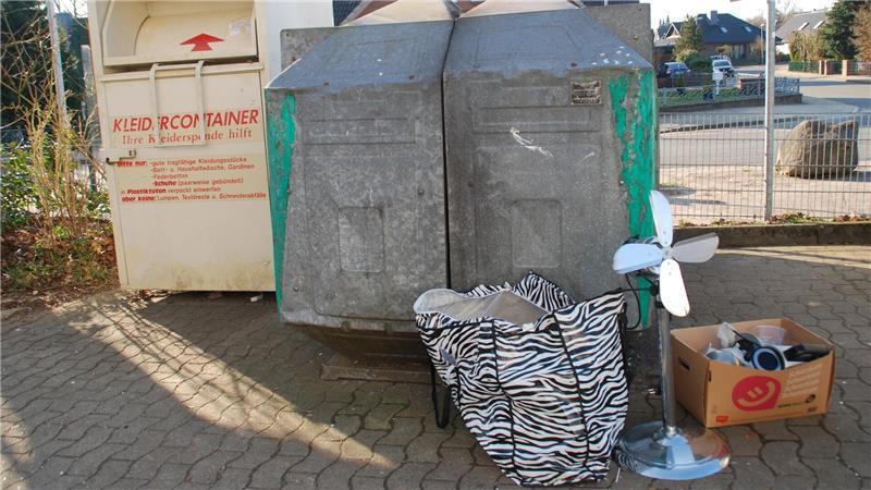 Ärgernis: Wildmüll an den Containern vor der Beckdorfer Sporthalle.