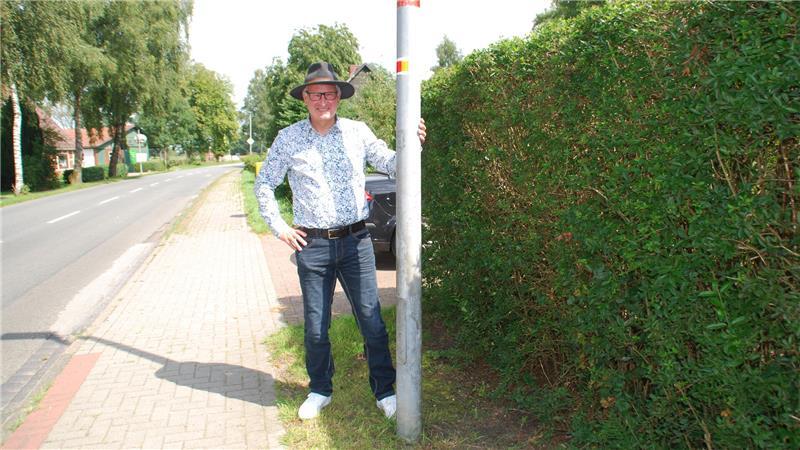 Ärgernis für Ralf Hoffmann: Der Heckenflohmarkt auf dem Grünstreifen vor seinem Haus wurde ihm verboten.
