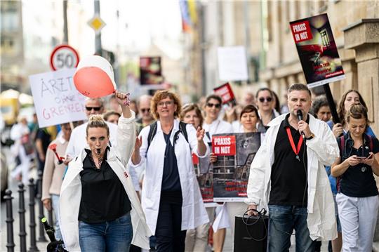Ärzte bei dem Protestmarsch «Ärzte in Not» in Berlin Mitte.