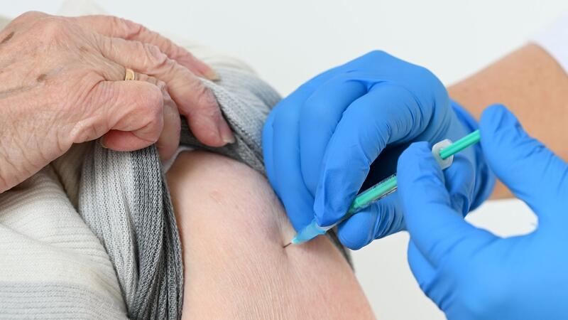 Ärzte empfehlen für Risikogruppen eine Impfung gegen Covid-19.