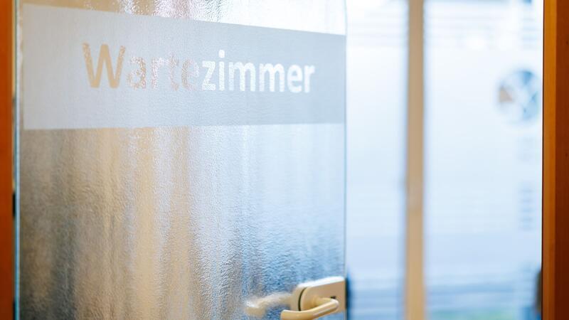 Bis zu 100 Euro: Streit um Strafgebühr für Terminschwänzer beim Arzt Ärzte fordern eine Strafgebühr für Patienten, die gebuchte Termine beim Arzt nicht wahrnehmen. (Archivbild)