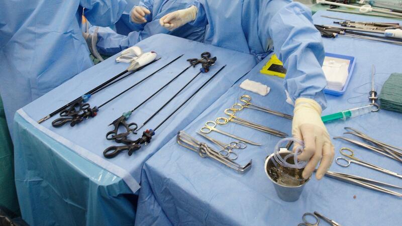 Krankenkasse: Mehr mögliche Behandlungsfehler gemeldet Ärzte operieren in einem Op-Saal.
