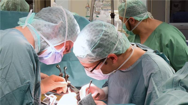Ärzte transplantieren eine Niere. Dieses Organ wird am häufigsten gebraucht. (Archivbild)