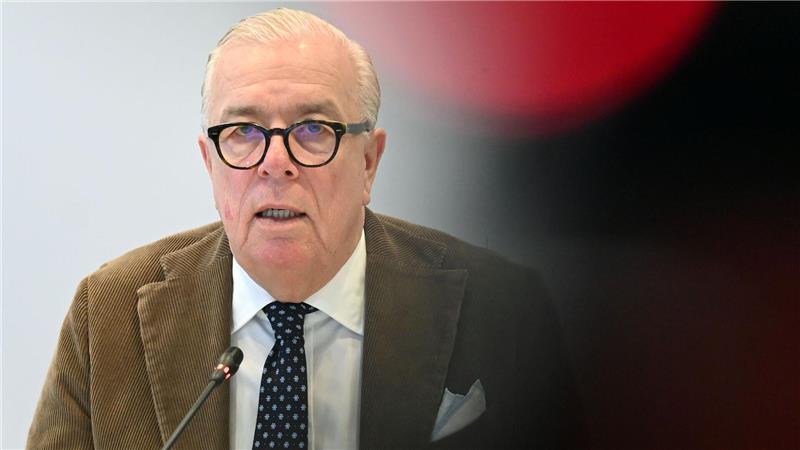 Ärztepräsident Reinhardt warnt vor gefälschten Ärzte-Videos im Internet. (Archivbild)  