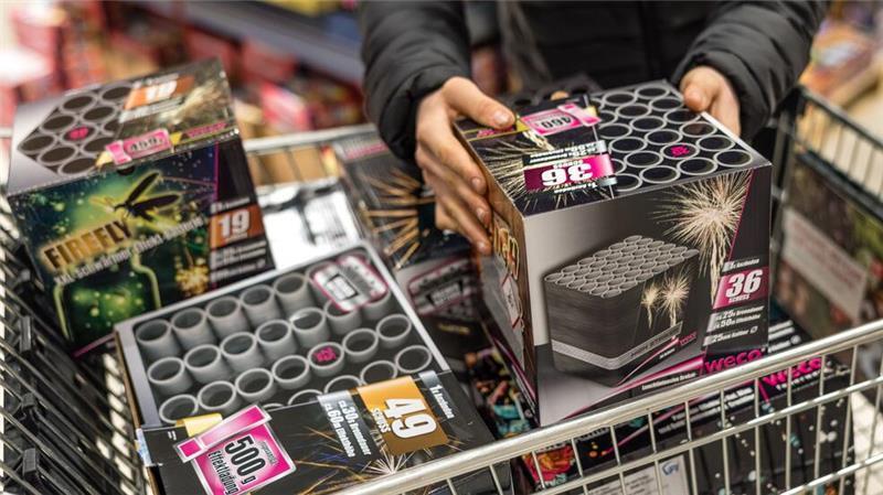 Volle Warentische - Silvestergeschäft angelaufen Ärztevertreter, Polizisten, Umwelt- und Tierschützer sowie weitere Organisationen fordern ein generelles Verbot - bisher vergeblich.