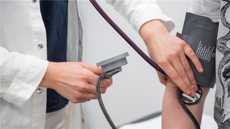 Koalition schiebt Abstimmung über das Gesundheits-Sparpaket Ärztevertreter warnen vor längeren Wartezeiten bei Behandlungen. (Symbolbild)