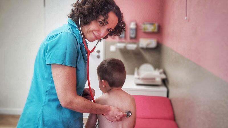 Alltag einer Kinderarzt-Praxis: Vorsorge, Virusinfekte und ganz viel Verantwortung Ärztin Dr. Ege Beeck horcht in der Kinderarztpraxis Has & Igel einen kleinen Patienten ab.