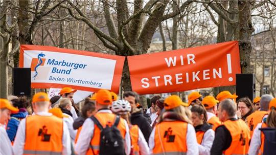 Ärztinnen und Ärzte bei einem Warnstreik Ende Januar in Freiburg.