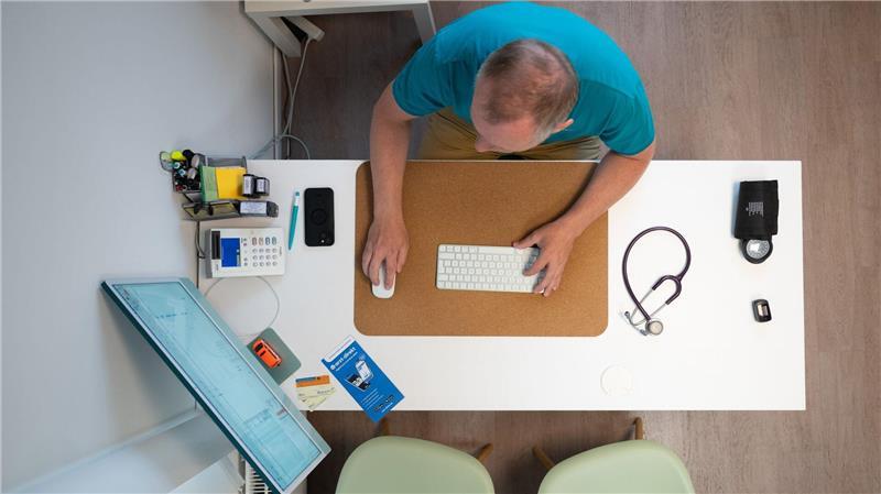 Bewährungsprobe für die E-Patientenakten Ärztinnen und Ärzte sind jetzt verpflichtet, Daten in die E-Akten zu laden. (Archivbild)