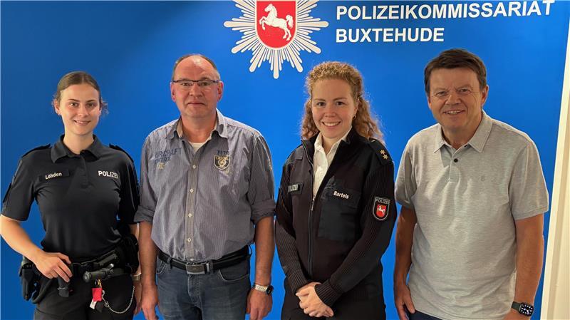 Äußerten sich im Polizeikommissariat Buxtehude zum Sicherheitskonzept auf dem Pfingstmarkt 2025 (von links): Polizeikommissarin Bente Löhden, Ralf Meyer (1. Vorsitzender Heimatverein), Buxtehudes Polizeichefin Mailin Bartels und Martin Ruehs (Werbeausschuss Heimatverein).