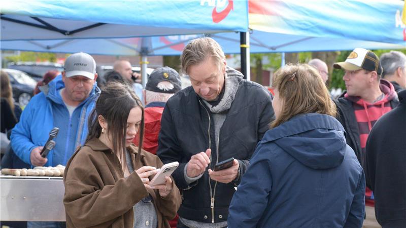 AfD-Chef Maik Julitz (Mitte) im Gespräch mit Passanten.