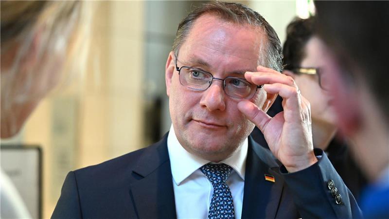 AfD-Chef Tino Chrupalla sieht einem möglichen Verbotsverfahren gegen seine Partei durch die Kölner Gerichtsentscheidung einen Riegel vorgeschoben. (Archivbild)