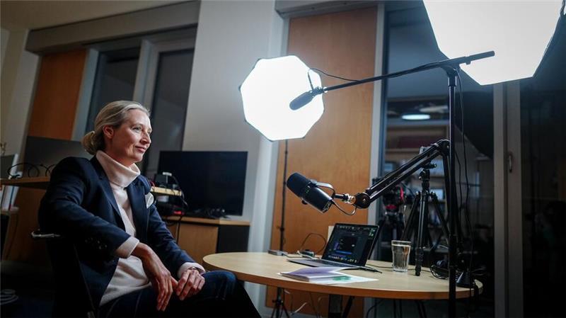 AfD-Chefin Alice Weidel kurz vor ihrem Talk mit Elon Musk.