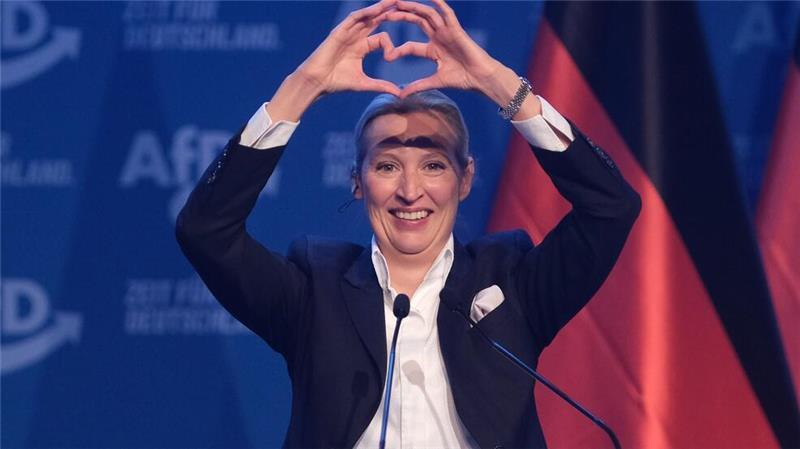 Musk live bei AfD-Wahlkampfshow zugeschaltet AfD-Chefin Alice Weidel wird von Anhängern gefeiert.