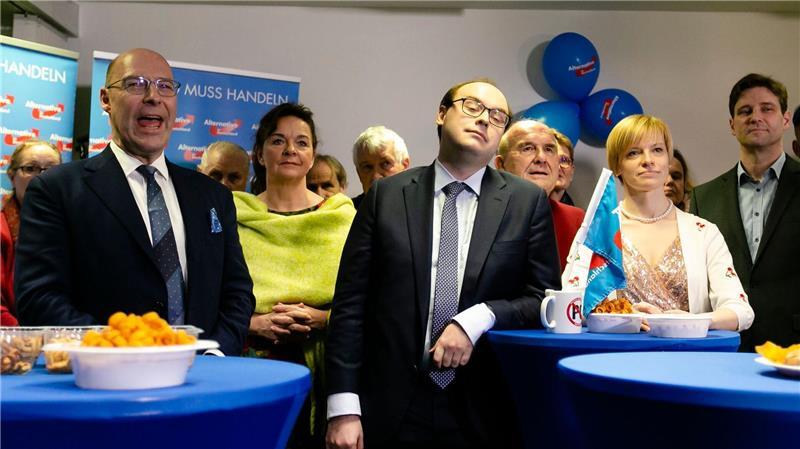 Ehemalige AfD-Politikerin Petersen will zurück nach Hamburg AfD-Frau Petersen (2.v.r.) hielt sich in jüngster Zeit mit ihren Kindern in Russland auf.