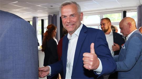 AfD-Kandidat Holm meldet Anspruch auf die Regierung an. 