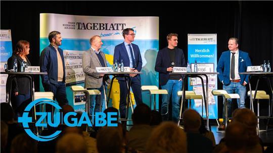 AfD-Kandidat Sebastian Sieg (rechts) im Fokus der anderen Kandidaten bei der Podiumsdiskussion zur Bundestagswahl.