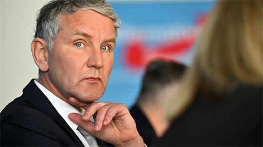 AfD-Landeschef Björn Höcke wendet sich in einem Social-Media-Video direkt an Sahra Wagenknecht. (Archivbild)