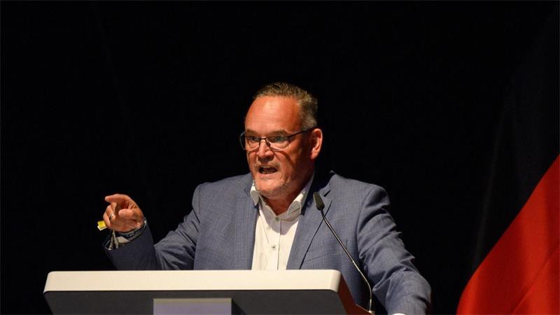 AfD-Landeschef Martin Reichardt wettert unter großem Jubel gegen „Vater Staat“. 