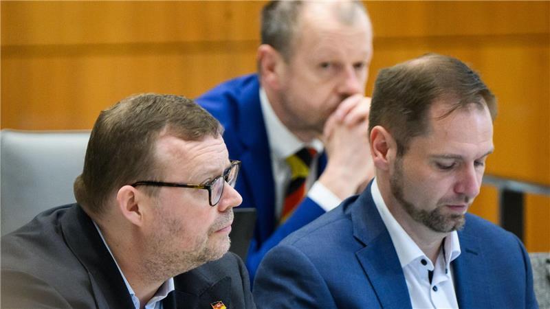 AfD-Landeschef Schledde (l) und sein Stellvertreter Bothe sehen sich mit Vorwürfen konfrontiert. Der Abgeordnete Marzischewski-Drewes (hinten) unterstützte ein entsprechendes Schreiben. (Archivbild)