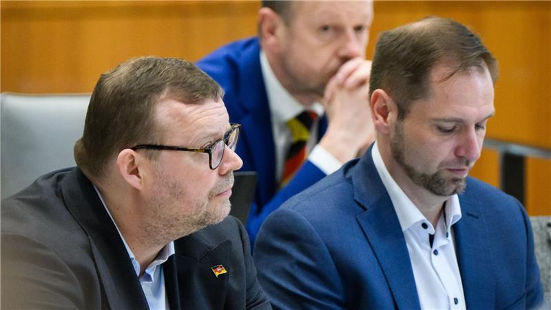 AfD-Landeschef Schledde (l) und sein Stellvertreter Bothe (r): Der Verfassungsschutz hat die AfD Niedersachsen als extremistische Bestrebung eingestuft. (Archivbild)