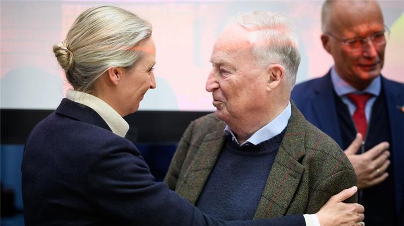 AfD-Mitgründer Alexander Gauland zieht sich doch noch nicht zurück und wird Ehrenvorsitzender der Fraktion.