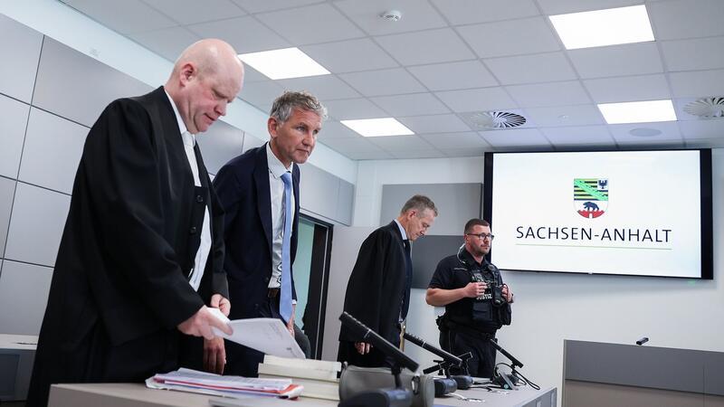 Höcke-Prozess: Alle Verteidiger haben Revision eingelegt AfD-Politiker Björn Höcke wurde in Halle zu einer Geldstrafe verurteilt. Alle seine Anwälte und Verteidiger haben Revision gegen das Urteil eingelegt.