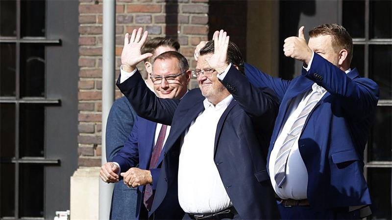 AfD-Politiker werden nach dem Festakt mit Buhrufen empfangen. 