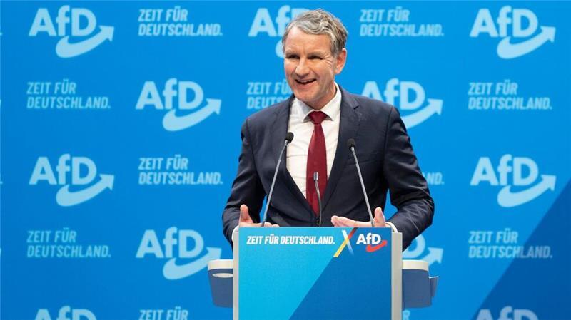 AfD will Wehrpflicht und keine Kopftücher in der Schule AfD-Rechtsaußen Björn Höcke spricht zu mehreren Änderungsanträgen am Wahlprogramm.