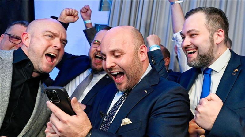 AfD holt fast 19 Prozent - Volkspartei oder Denkzettel? AfD-Spitzenkandidat Markus Frohnmaier freut sich am Wahlabend über die ersten Zahlen.